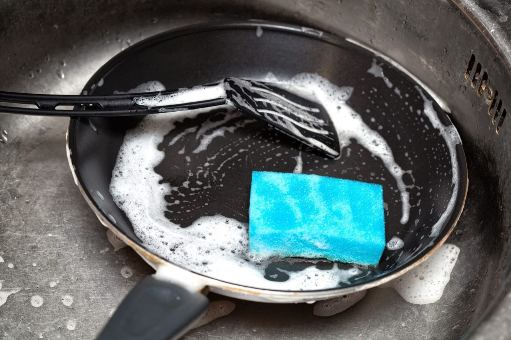 Как отмыть антипригарную сковороду внутри